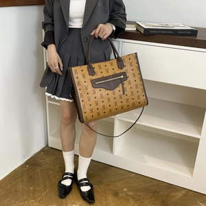 Brown large capacity tote bag with cute bear print and zipper pocket for women
