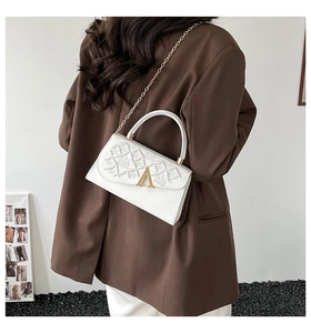 Détail du sac à main en cuir blanc avec gaufrage étoilé et fermoir en métal doré A