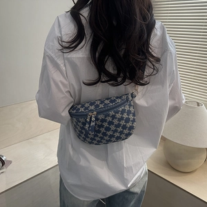 Sac banane en jacquard bleu avec motif de lettres blanches et détails dorés brillants