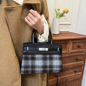 Petit sac carré chic à carreaux avec fermoir argenté et poignée en cuir élégante