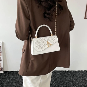 Sac bandoulière blanc en similicuir avec broderie géométrique et boucle en V dorée