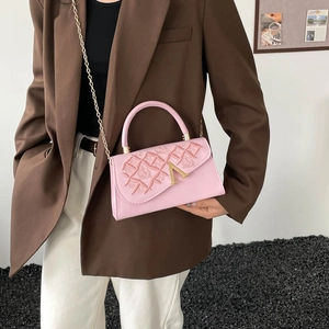 Sac bandoulière rose élégant avec gaufrage floral et boucle en V dorée pour femmes