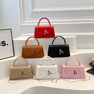 Sac à main élégant matelassé avec relief rose et bandoulière chaîne en six couleurs