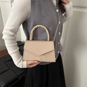 Borsa a mano chic in vernice beige con tracolla a catena dorata e manico superiore