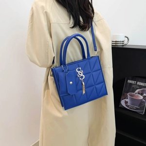 Sac bandoulière bleu Klein matelassé avec détails dorés et mini porte-monnaie