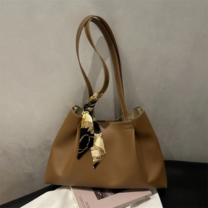 Sac Cabas Femme Minimaliste en Cuir PU Grande Capacité Sac à Épaule Sous le Bras Avec Surpiqûres Contrastées Et Foulard en Satin Décoratif Ensemble Sac Et Pochette
