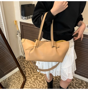 Vue détaillée du sac cabas beige en similicuir avec plis et bandoulière réglable