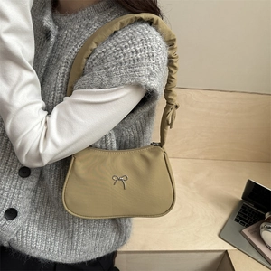 Sac porté épaule marron clair avec nœud argenté et bandoulière à design plissé chic