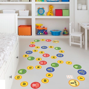 Kleurrijke 37-delige genummerde vloerstickers voor creatief springspel in kinderkamer
