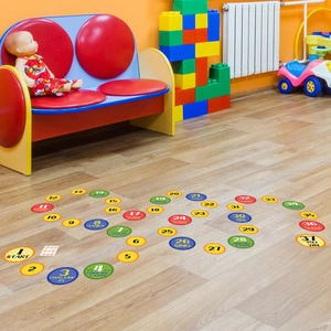 Kleurrijke genummerde hinkelspel vloerstickers voor creatieve binnenspellen kind