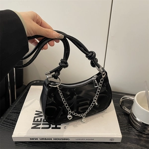 Sac Sous le Bras en Cuir PU Mode pour Femmes Imprimé Lettre Abstrait Sac à Épaule avec Chaîne Argentée Künstliche Perle Coeur Étoile
