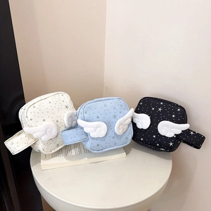 Borsa in tela con motivi a stelle e ali di peluche in bianco, blu e nero