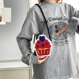 Graziosa borsa a tracolla a forma di cupcake rossa e bianca con dettaglio cuore blu