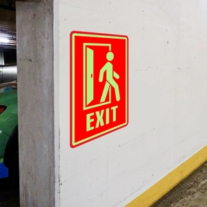 Adesivo uscita di emergenza fosforescente con fondo rosso e bordo fluorescente