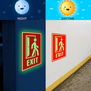 Segnale di uscita EXIT luminoso con effetto fluorescente notturno e vista diurna