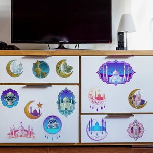 Ramadan Mond und Schloss Wandtattoo in Lila und Gold auf weißer Schublade
