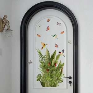 Détail de stickers plantes tropicales avec colibris et papillons sur une porte en arche