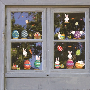 Détail de stickers de Pâques avec lapins et œufs colorés sur une vitre de fenêtre