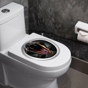 Dettaglio dell'adesivo 3D realistico con serpente nero applicato su un sedile WC bianco