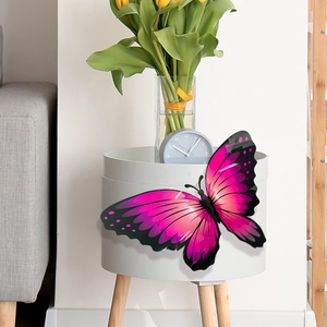 Detail van 3D vlinder muursticker met paars verloop op een witte bijzettafel in interieur