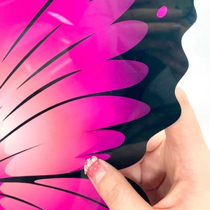 Detail van een 3D vlinder muursticker met roze verloop en glanzende acryltextuur