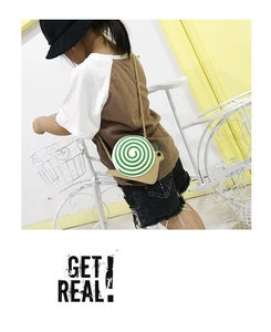 Detail of snail-shaped kids crossbody bag with spiral shell design and gold chain strap