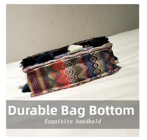 Nahaufnahme der gewebten Taschenunterseite mit Ethno-Muster und blauen Quasten