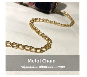 Detail der verstellbaren goldenen Metallkette an einer Web-Umhängetasche mit Quasten