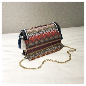 Detail der bunt gewebten Ethno-Tasche mit Boho-Mustern und seitlichen Quastenverzierung
