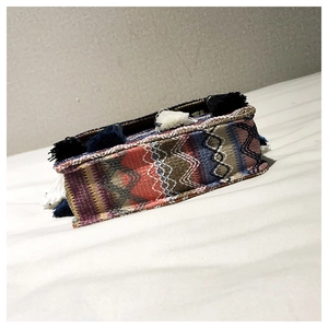 Nahaufnahme der gewebten Boho-Umhängetasche mit bunten Mustern und seitlichen Quasten