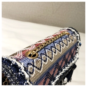 Nahaufnahme der gewebten Ethno-Tasche mit Stickerei und blauen Quasten-Details