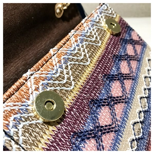 Detailansicht der Ethno-Webtasche mit doppelten Goldmagnetverschlüssen und bunten Stickereien