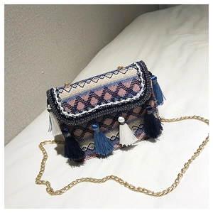 Detail der Boho-Webtasche mit bunten geometrischen Mustern und langen Quasten