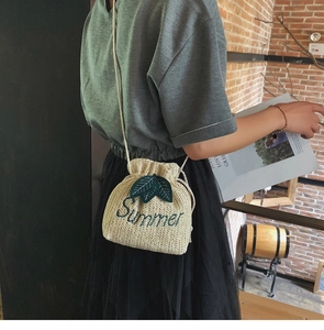 Dettaglio del ricamo Summer e della toppa foglia sulla borsa a secchiello