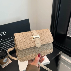 Sac Bandoulière Femme en Cuir PU Tressé Sac à Épaule Minimaliste Avec Boucle H Dorée Rétro Élégant Sac à Main pour Femme