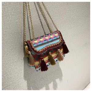 Detaillierte Makroansicht der Boho-Webtasche mit bunten Mustern und Seidenquasten