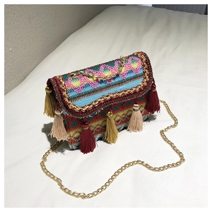 Detailansicht der Boho-Stofftasche mit bunten Fransen und goldener Metallkette