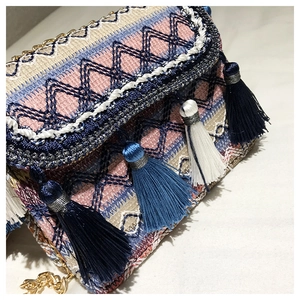 Detailansicht der Boho-Webtasche mit bunten geometrischen Mustern und langen Fransen