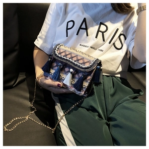 Detailansicht der Boho-Webtasche mit blauen Quasten und goldenem Kettenriemen