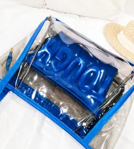 Detail der transparenten PVC-Tragetasche mit blauem Rand und Innentasche mit TOUGH-Schriftzug