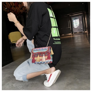 Detail einer gewebten Ethno-Tasche mit bunten Mustern und langen Fransen an der Seite