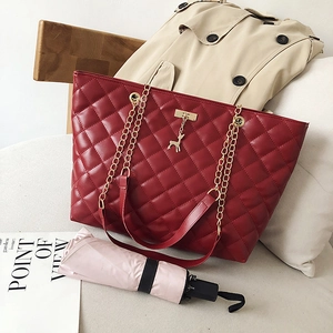 Grand sac cabas matelassé rouge avec pendentif cerf doré et bandoulière chaîne
