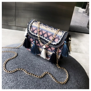 Detailansicht der Boho-Umhängetasche mit bunten Quasten und goldener Kette