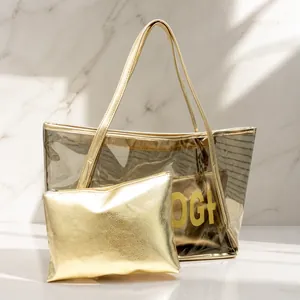 Detail der transparenten PVC-Tasche mit goldener Innentasche und aufgedruckten Buchstaben