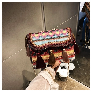 Detail der bunten Boho-Webtasche mit lebhaften Quasten und goldener Kette