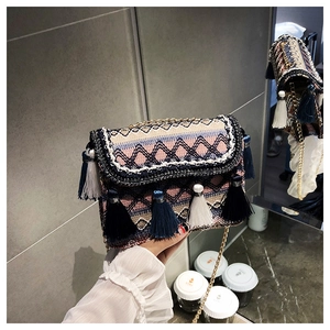 Nahaufnahme der gewebten Boho-Tasche mit bunten Mustern, dichten Fransen und Goldkette