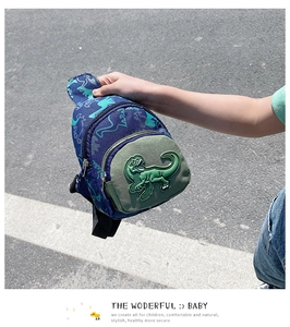 Vue détaillée du sac de poitrine dinosaure pour enfants avec écusson 3D et toile bleue