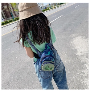 Détail du sac de poitrine dinosaure pour enfants avec sangle réglable et zips