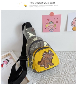 Détail du sac banane dinosaure pour enfant avec écusson triceratops 3D et poche jaune