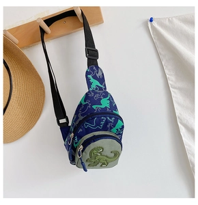Vue détaillée du sac de poitrine pour enfant bleu marine avec dinosaure 3D